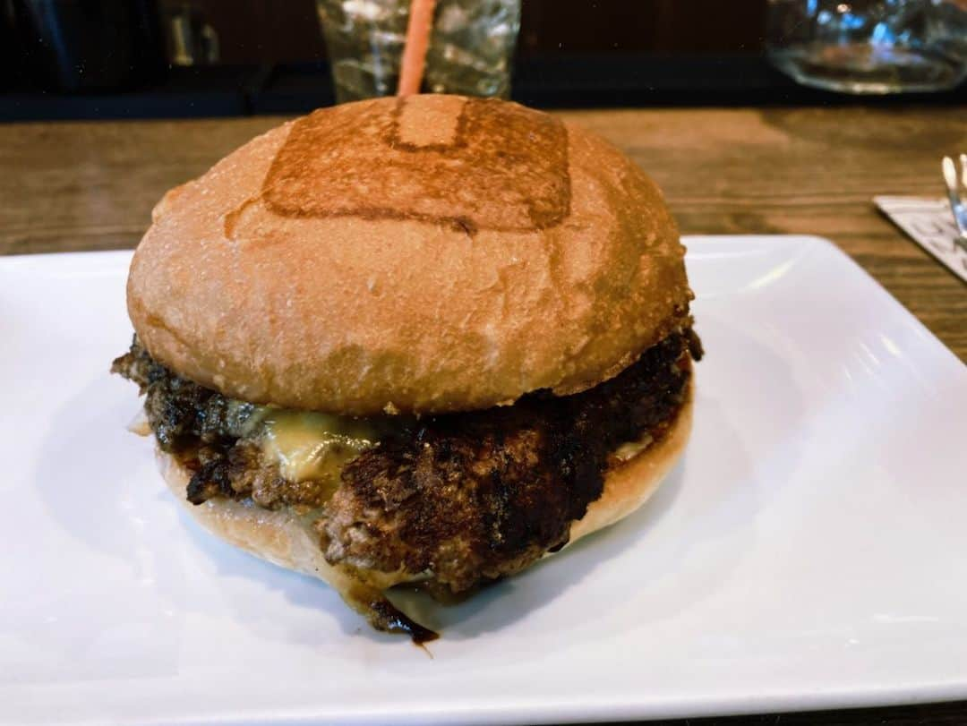 藤枝喜輝さんのインスタグラム写真 - (藤枝喜輝Instagram)「﻿ 今日、ジム行く前にUMAMI BURGER﻿ 行ってきたんですが、めちゃ美味しかった！﻿ ちなみに食べたのはOLD FASHION。﻿ ビーフ好きの僕にはたまらなかったです！！﻿ もしよかったら是非！オススメです。﻿ あ、でもピクルスは苦手なので抜いてもらいました、、﻿ アセアセ〜﻿ ﻿ この頃は、筋トレや食トレをして﻿ 体作りに励んでます！﻿ ﻿ #umamiburger﻿ #筋トレ」3月27日 22時02分 - yoshiki_fujieda_official