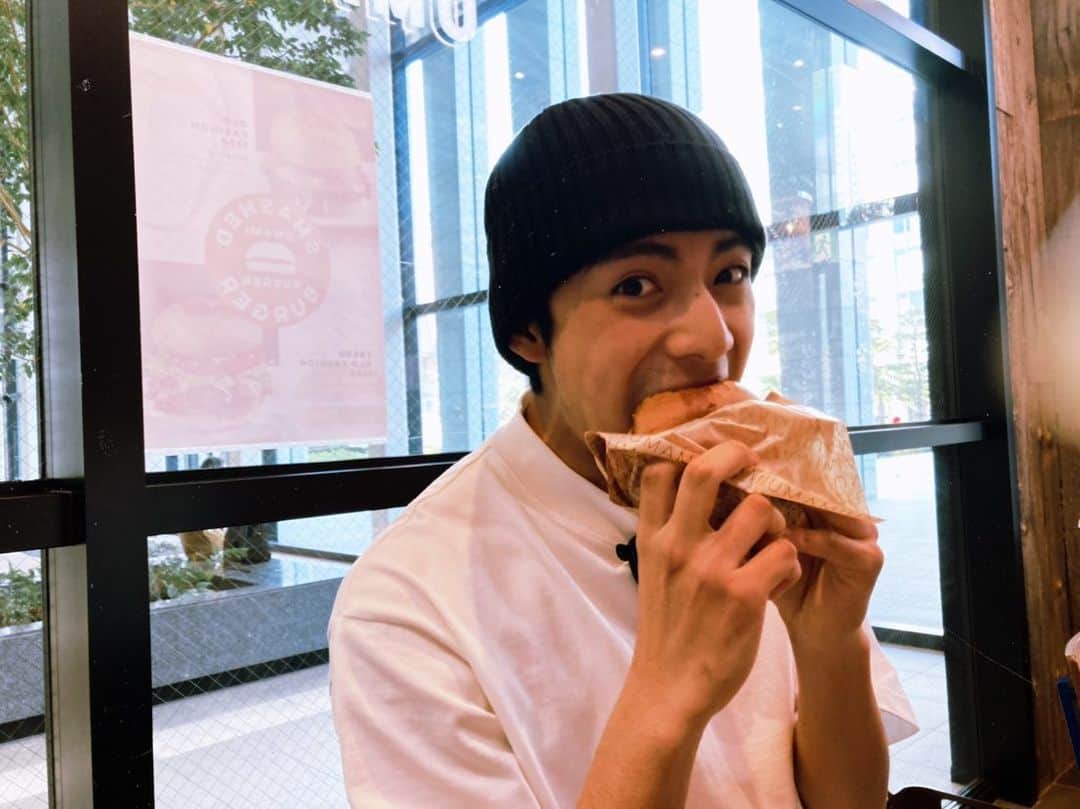 のインスタグラム：「﻿ 今日、ジム行く前にUMAMI BURGER﻿ 行ってきたんですが、めちゃ美味しかった！﻿ ちなみに食べたのはOLD FASHION。﻿ ビーフ好きの僕にはたまらなかったです！！﻿ もしよかったら是非！オススメです。﻿ あ、でもピクルスは苦手なので抜いてもらいました、、﻿ アセアセ〜﻿ ﻿ この頃は、筋トレや食トレをして﻿ 体作りに励んでます！﻿ ﻿ #umamiburger﻿ #筋トレ」