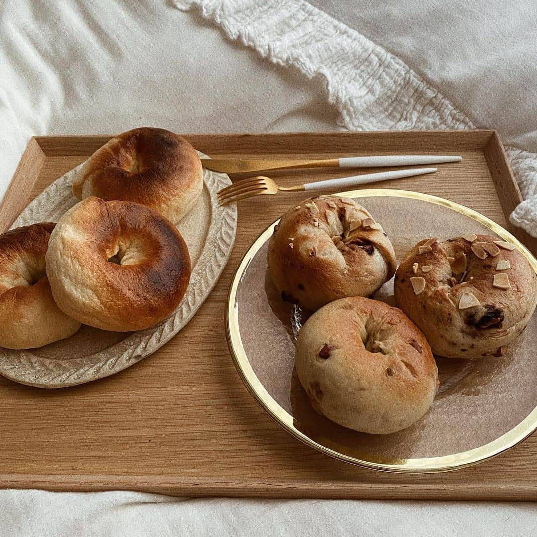 桃衣香帆さんのインスタグラム写真 - (桃衣香帆Instagram)「パンを焼いたときの香りって幸せの香りだよなぁ〜🥯 おうちが幸せで包まれてる〜」3月27日 22時17分 - momoikaho