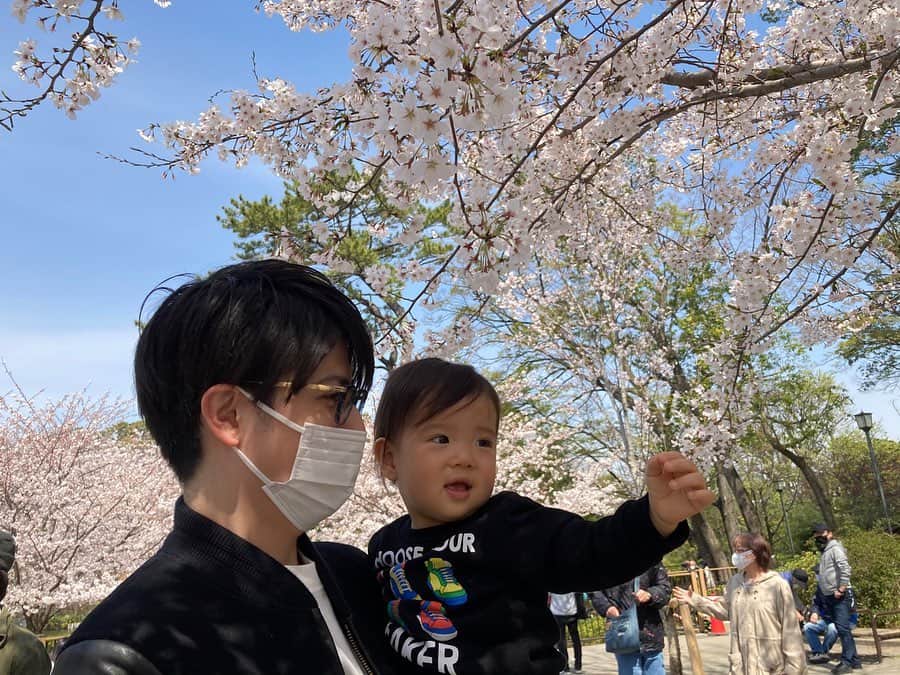 赤谷奈緒子さんのインスタグラム写真 - (赤谷奈緒子Instagram)「家族で久しぶりにお出かけ☺︎ . 珍しく、桜が散る前に👶くんに少しでも桜を見せてあげたいというパパの希望で公園へ🤗 終始眠そうでしたが、桜🌸見れて嬉しそうでした😌 . #桜#満開#朝早くからありがとう#綺麗でとっても癒された🌸」3月27日 22時10分 - naokoakatani