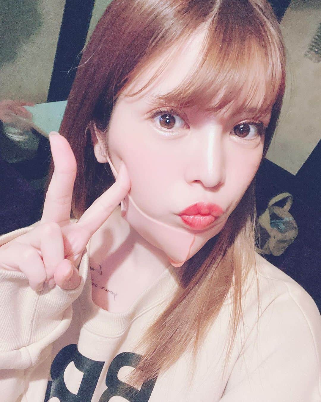 坂口杏里のインスタグラム：「明日もBAR CACHETTE (カシェット) 東京都新宿区歌舞伎町2-11-7  メトロビル4階 営業11:00〜17:00です✨  パイセンと待ってます！  ※カシェットの方は ５月前を目処に卒業しようと思っています。 皆様ご来店お待ちしています🥰ちなみに私、誕生日🎂月でござんす👏🎉」