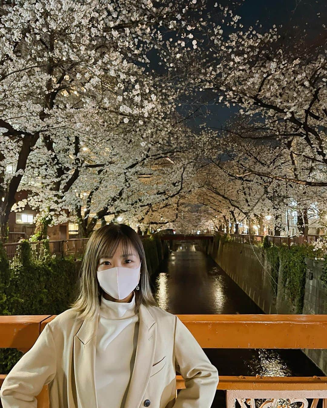 本橋優華さんのインスタグラム写真 - (本橋優華Instagram)「今っぽい写真😷🌸 少しだけ桜見れた。  #夜桜#目黒川#マスク#2021」3月27日 22時25分 - uk_jp