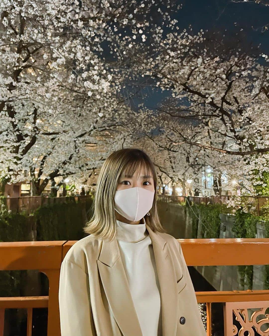 本橋優華のインスタグラム：「今っぽい写真😷🌸 少しだけ桜見れた。  #夜桜#目黒川#マスク#2021」