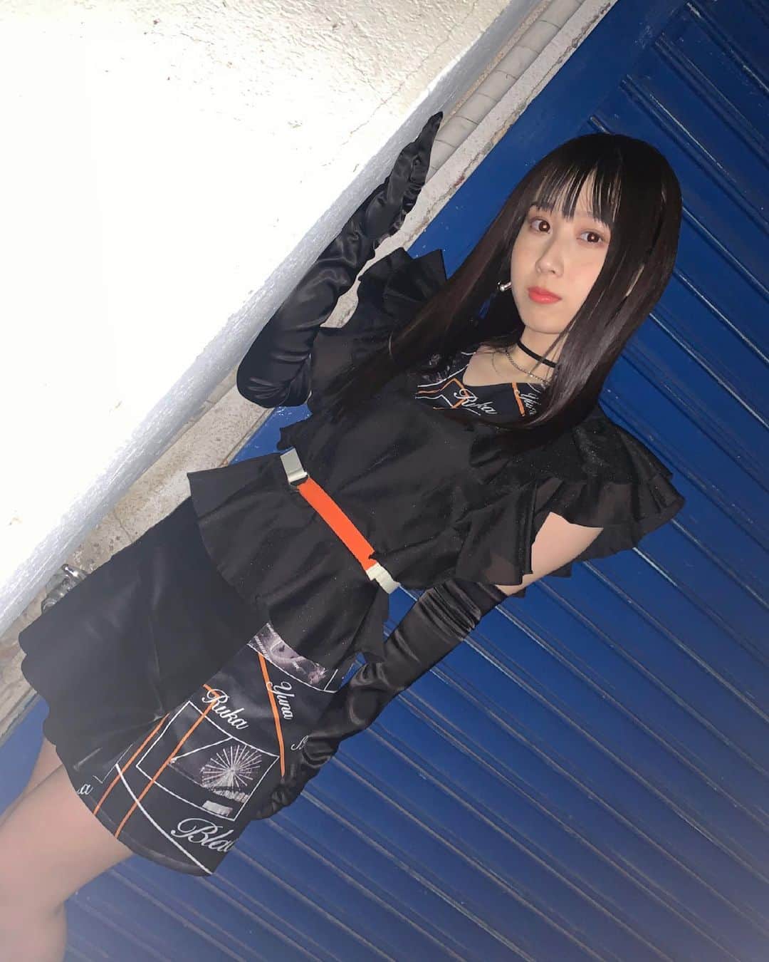 のインスタグラム：「🖤🤍﻿ ﻿ ﻿ BlackPearl﻿ オフショット。﻿ 夜に撮ってもらった写真﻿ カッコよいですか...？？🥺🖤﻿ ﻿ ﻿ 明るい写真もあるから﻿ これからのせていきます〜*.+ﾟ﻿ ﻿ #ske #井上瑠夏 #ChangeYourWorld  #MVもみてね✨」