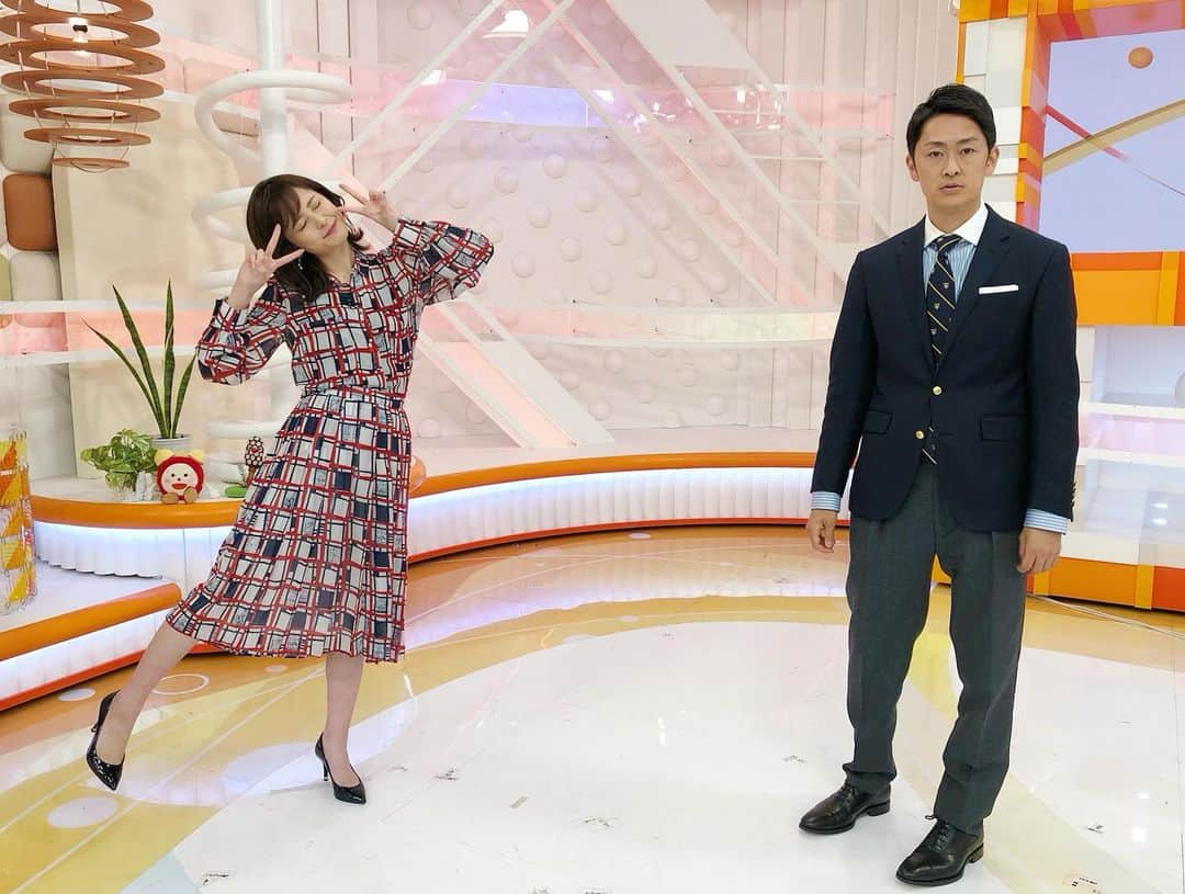 久慈暁子さんのインスタグラム写真 - (久慈暁子Instagram)「* 木下パイセンと おどる佐野さん🕺笑 * みなさんからの温かいコメントに ほっこりしました😌 ほんとに感謝感謝です🌸  * #めざましどようび　 #3枚目 🤣 #隠れミズッキー」3月27日 22時43分 - kuji_akiko