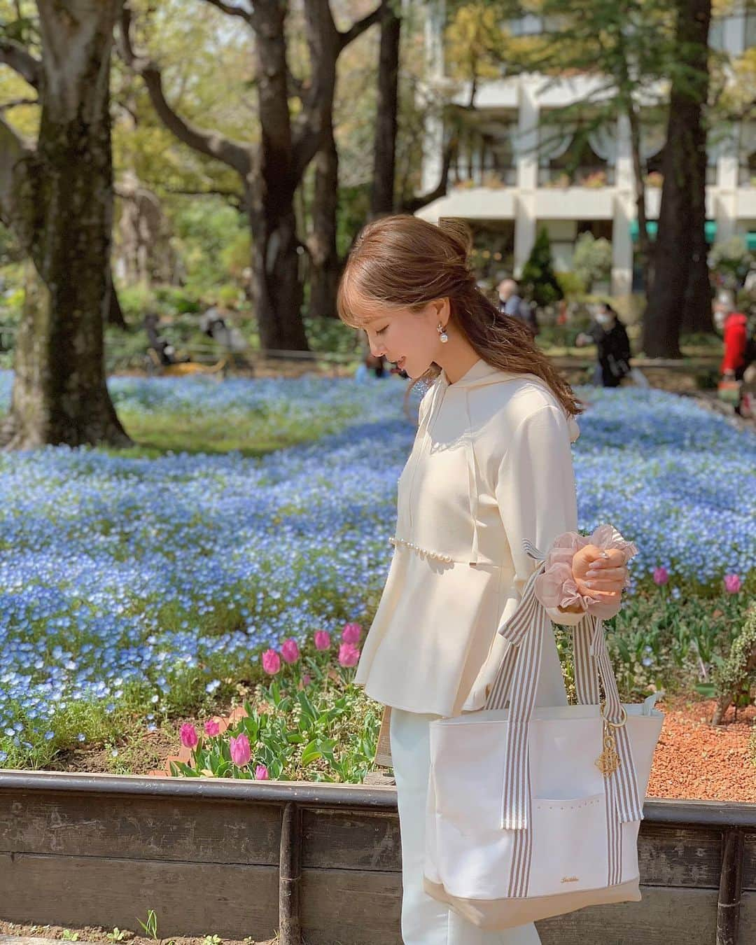 中田絵里奈さんのインスタグラム写真 - (中田絵里奈Instagram)「この季節の公園って本当美しい🌷💠🌸 . . . #日比谷公園 #お散歩 #写真撮る時だけマスク外してます」3月27日 22時42分 - erinanakata