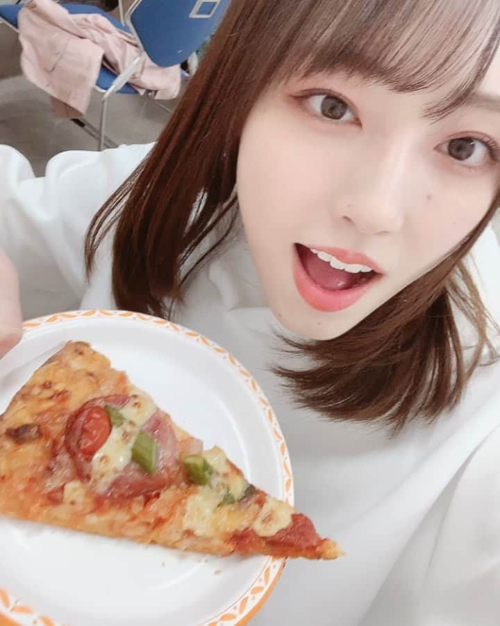 譜久村聖さんのインスタグラム写真 - (譜久村聖Instagram)「楽屋に届いたPIZZA-LAさんのピザ♡꙼̈ あ〜ぁ美味しかった😋😋😋  皆喜んでいただきました🧡  春のハローピザさんパワーで明日も頑張ります🐼✨  #morningmusume21 #モーニング娘21 #譜久村聖  #Helloproject #ひなフェス2021 #幕張メッセ #会場限定 #PIZZALA#ピザーラ #春のハローピザ #販売は明日まで！」3月27日 22時54分 - mizuki_fukumura.official