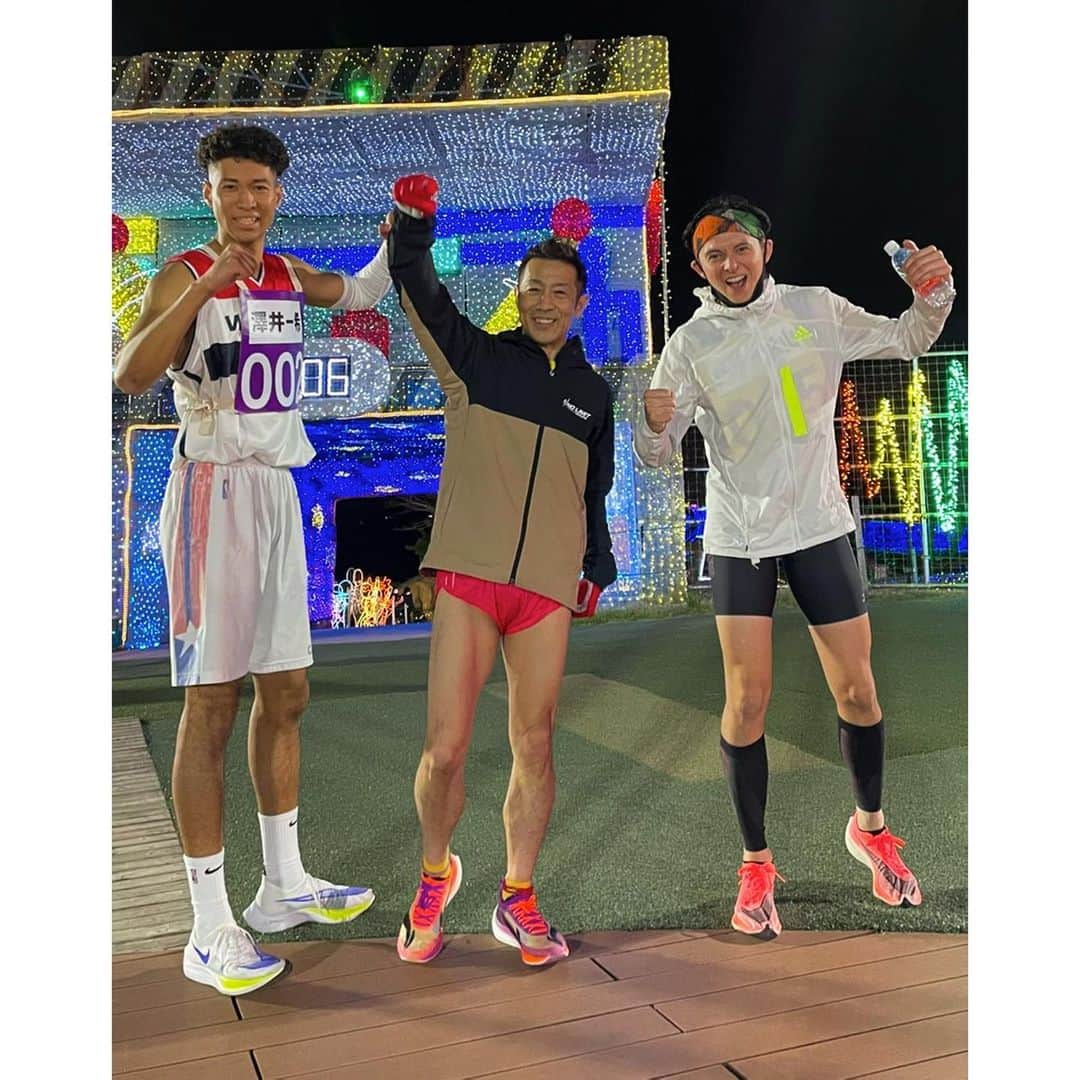 のインスタグラム：「オールスター感謝祭 ミニマラソン@東京ドイツマラソン  3位でした！！！ 4回連続4位から脱出🕺🏻  日頃のフィジカルトレーニングや ランニング仲間のおかげですが、開催出来たのは紛れもなく医療従事者の皆さんや、命を繋いでくれてる皆さんのおかげです。感謝の気持ちでいっぱいです。  最近医療従事者の方のお話を直接聞くと、正直もう疲れ切ってしまって、終わりが見えない、何の為に自分たちは頑張ってるんだと、何の為の我慢なんだ？という言葉をよく聞きます。  必ず光は見えてくる。終わりは必ず訪れる。それだけは信じてくださいね^_^  鬼真面目な言葉ですいません。 超絶ウザいナイスワンかまさなくて 申し訳ない🤪  ただ最近、もの凄く気になってたことだったので。  それではしっかりリカバリーしてご褒美のモンブランで乾杯します。  沢山の応援の言葉ありがとう！！！  Came in 3rd in the big race. Not fully satisfied but all was good. Sleep tight peeps, the beat goes on.  #オールスター感謝祭  #ありがとう」