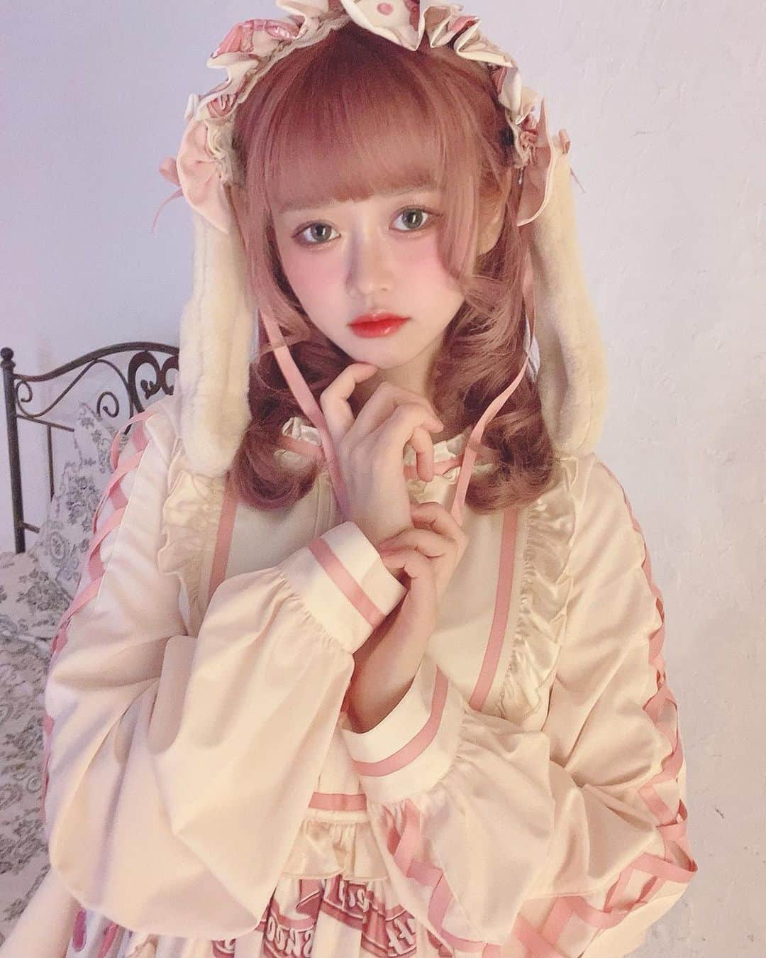 のインスタグラム：「うさ耳ロリータ🐰🎀  #ロリータ #ロリータファッション #ロリータ #lolitafashion #lolita #お人形 #ドール #ドールメイク #うさ耳 #ピンク #ピンクベージュ #撮影会 #アイドル #純情のアフィリア #アフィリア #雨森セラ #snowdroptosaintmaria #スノマリ」
