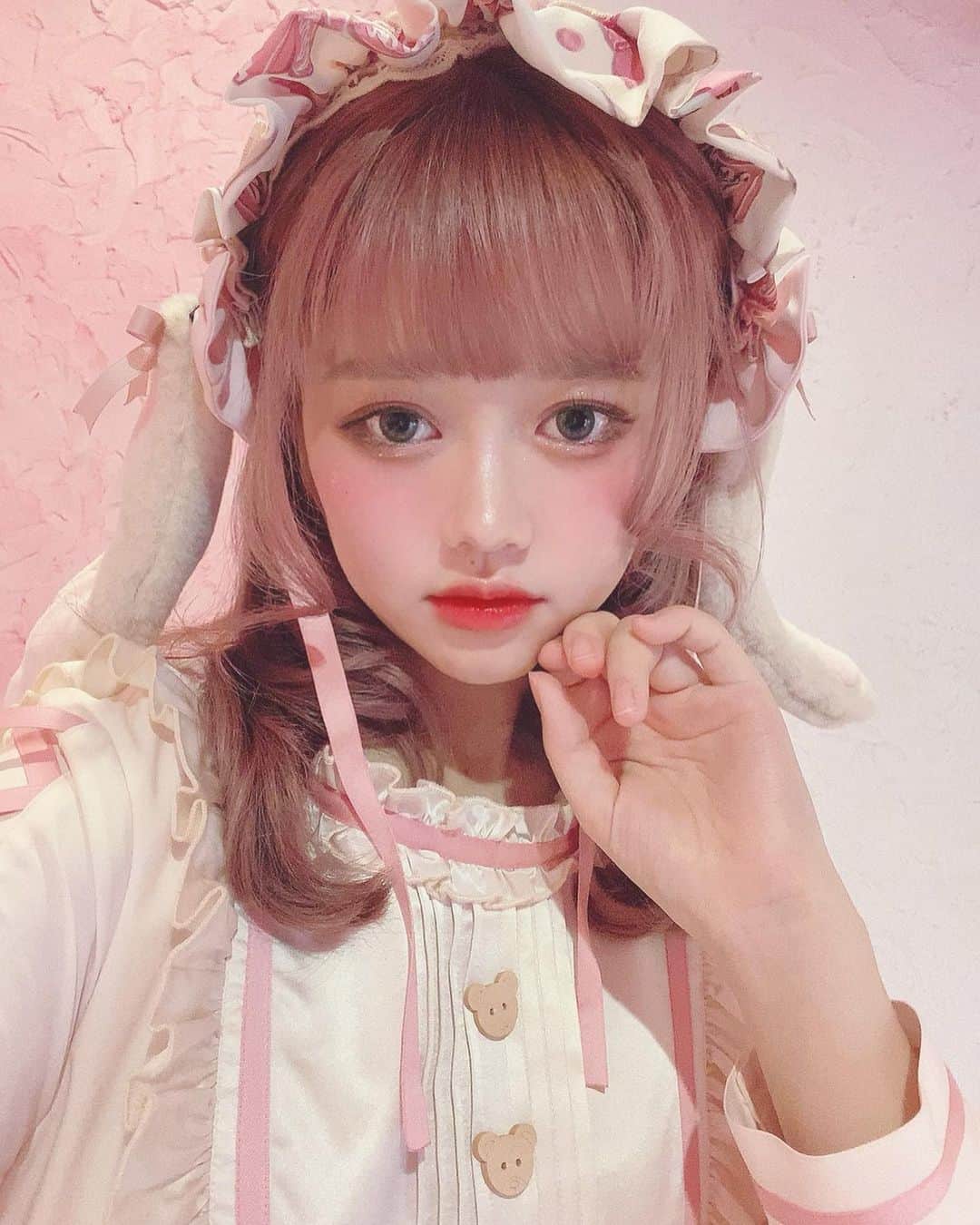 雨森セラのインスタグラム：「うさ耳ロリータ🐰🎀  #ロリータ #ロリータファッション #ロリータ #lolitafashion #lolita #お人形 #ドール #ドールメイク #うさ耳 #ピンク #ピンクベージュ #撮影会 #アイドル #純情のアフィリア #アフィリア #雨森セラ #snowdroptosaintmaria #スノマリ」