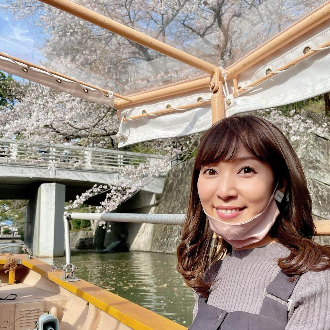 小野澤玲奈のインスタグラム：「駿府城公園のお堀の葵船🚤  初日に乗ってきました🌸  見頃の桜をいつもと違う角度から ゆったり  あしたもあさってもこの先ずっと うららかな春が続いてほしいと本気で思ったのでした☺️  #葵船 #駿府城公園  #静岡 #静岡観光 #超マイクロツーリズム  #お花見 #🌸🚤」