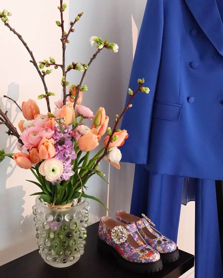 ポール&ジョーのインスタグラム：「Roses are red,⁠ violets are blue,⁠ but who cares,⁠ this suit is new 💙⁠ -⁠ #PaulandJoe #SS21 #Spring #Summer #Flowers #Bloom #Suit #Blue #Michou #Maryjane #Print #New #Fashion #Mode」