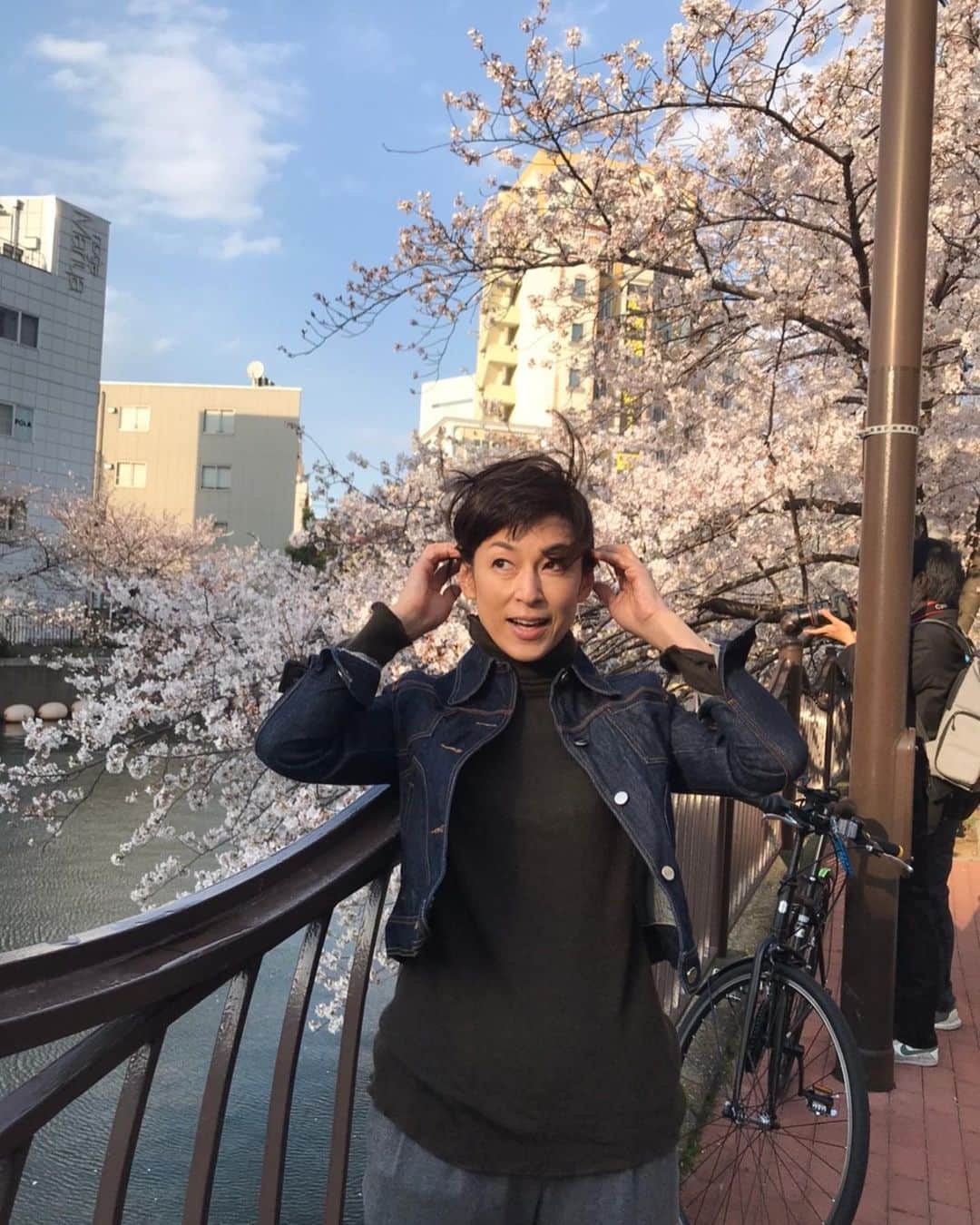 鈴木保奈美さんのインスタグラム写真 - (鈴木保奈美Instagram)「ロケ現場の近くの桜が見事だった。いつも通りに咲いてくれてありがとう。」3月27日 23時30分 - honamisuzukiofficial