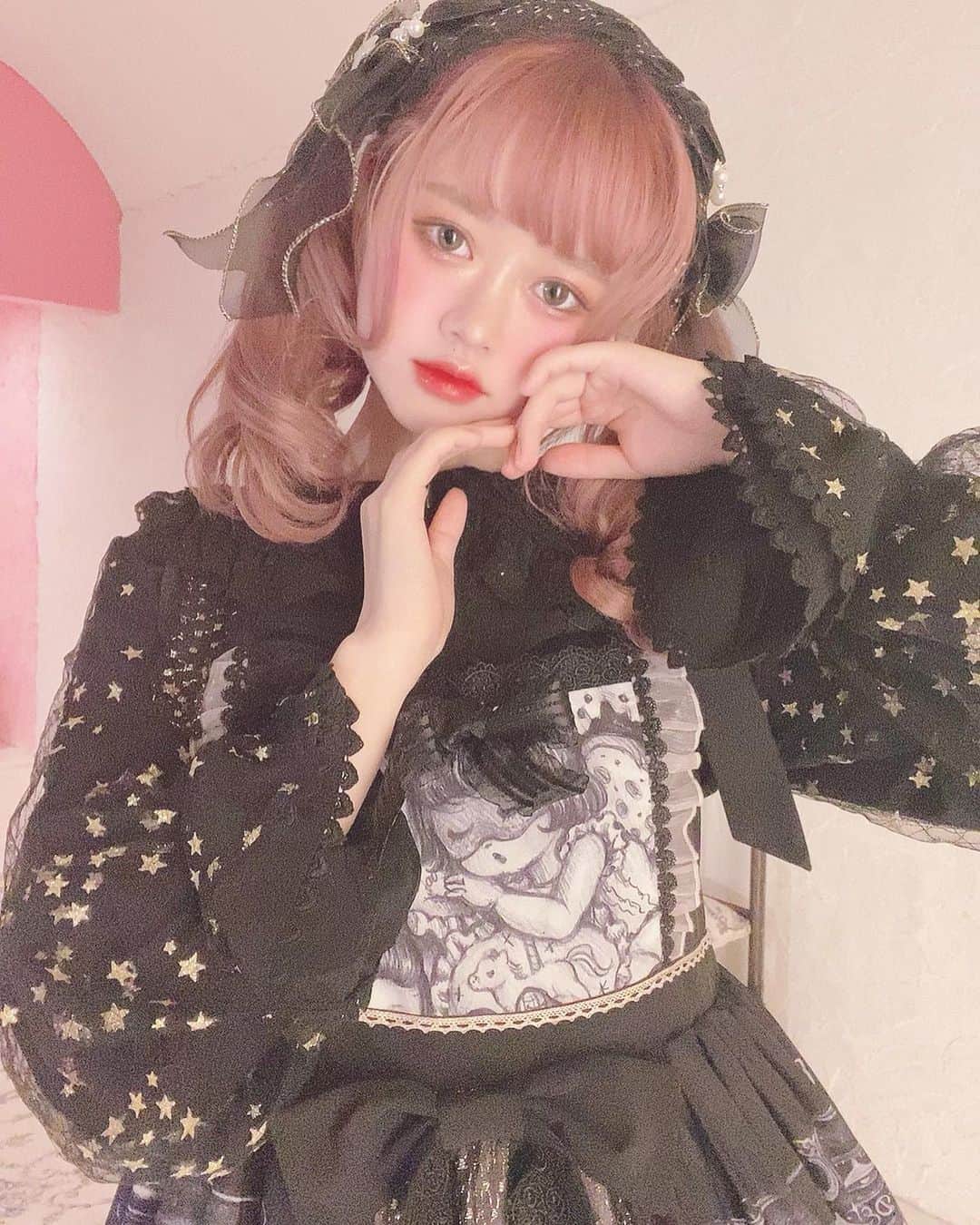 のインスタグラム：「くるくるツインテール🖤🖤  #ロリータ #ロリータファッション #ロリータ #lolitafashion #lolita #お人形 #ドール #ドールメイク #うさ耳 #ピンク #ピンクベージュ #撮影会 #アイドル #純情のアフィリア #アフィリア #雨森セラ #snowdroptosaintmaria #スノマリ #ツインテール」