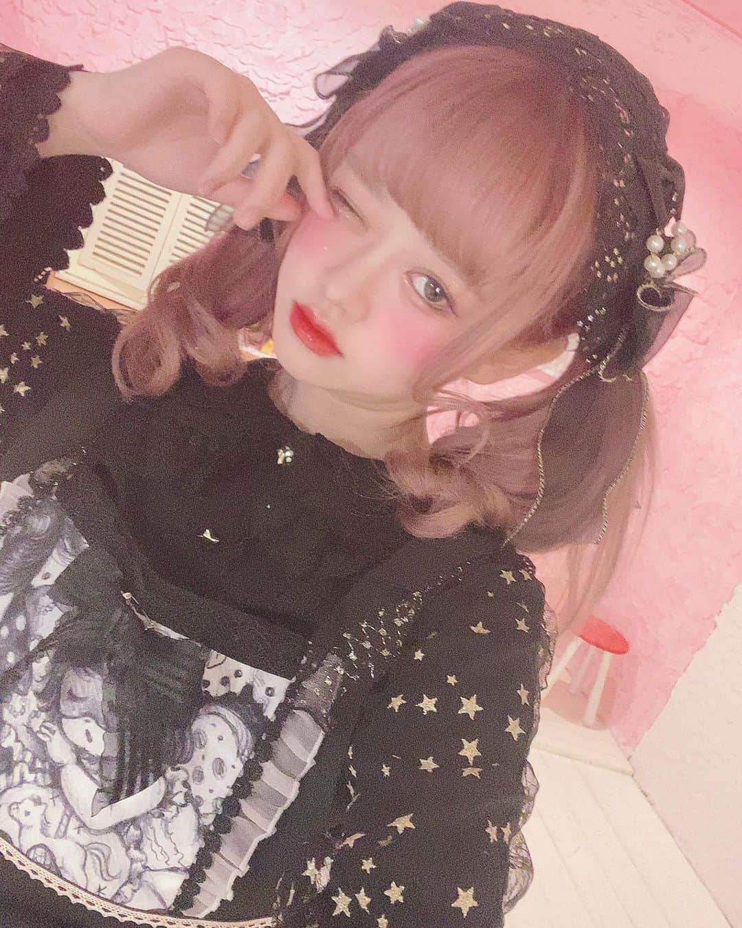 のインスタグラム：「くるくるツインテール🖤🖤  #ロリータ #ロリータファッション #ロリータ #lolitafashion #lolita #お人形 #ドール #ドールメイク #うさ耳 #ピンク #ピンクベージュ #撮影会 #アイドル #純情のアフィリア #アフィリア #雨森セラ #snowdroptosaintmaria #スノマリ #ツインテール」
