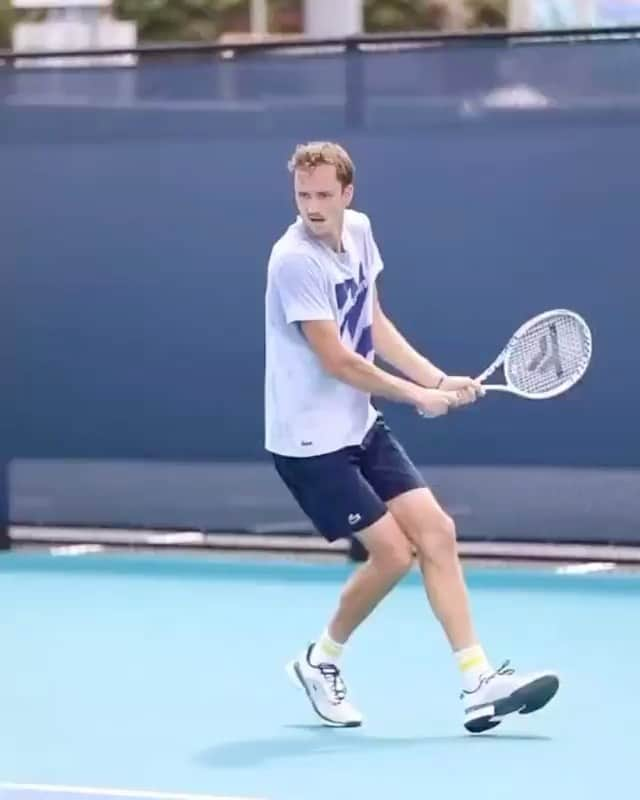 ダニール・メドベージェフのインスタグラム：「Backhand power⚡️」