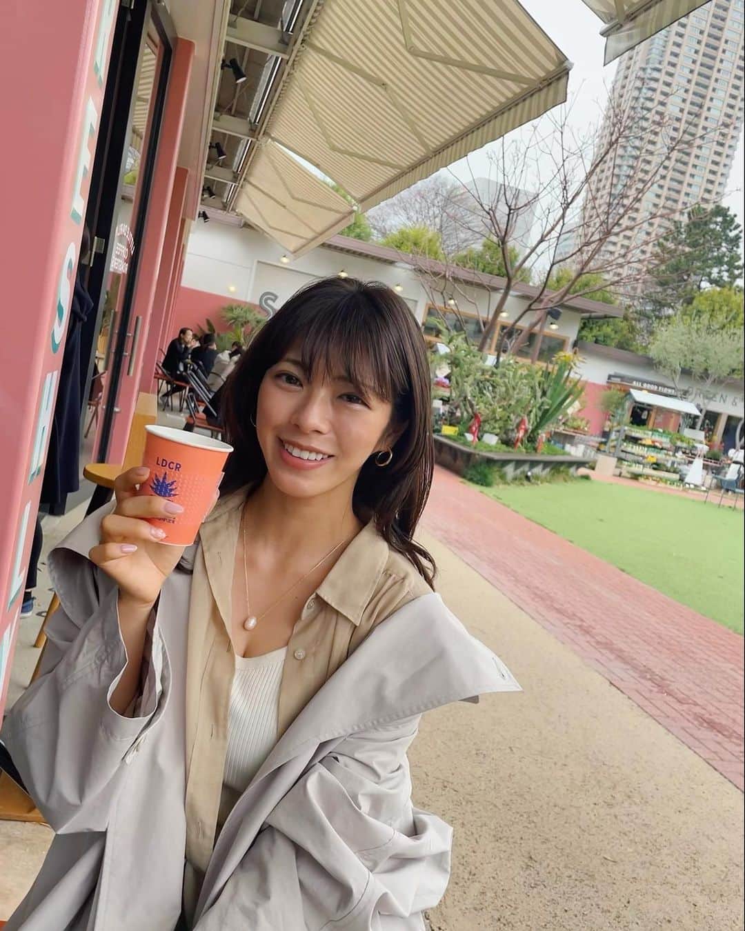 わちみなみのインスタグラム：「久しぶりにまいに会って洋服譲りました﻿ まいのきてる服かわいいなと思って真似してそれっぽいの一時期たくさん買ったんだけど結局気に入らなくてあまり着ないままお渡しした。なんなの〜笑﻿ ﻿ コーヒーおいしかった☺️﻿ あやめさんに教えてもらってはじめていったんだけどみどりたくさんあるから癒される🌿﻿ ﻿ 🌸ファーストトレーディングカード﻿ 予約受付中﻿ https://horipro-shop.com/products/detail/654﻿ ﻿ ﻿ 🕊発売記念イベント予約受付中です。﻿ ﻿ https://tic.jp/html/user_data/Wachi_event_info﻿ ﻿ 4月24日　18時〜秋葉原ソフマップ﻿ 4月25日　12時〜神保町書泉グランデ﻿ 　　　　　17時30分〜ミントポニーランド名古屋﻿ ﻿ 🌈週刊ポストなをん。デジタル写真集﻿ みな、みちゃうわ　発売中です！﻿ ﻿ https://www.shogakukan.co.jp/digital/09d093520000d0000000﻿ ﻿ #コーヒー　#カフェ﻿ #青山一丁目　﻿ #写真　#bikinimodel﻿ #カメラマン #グラビア﻿ #トレカ﻿ #わちみなみ」