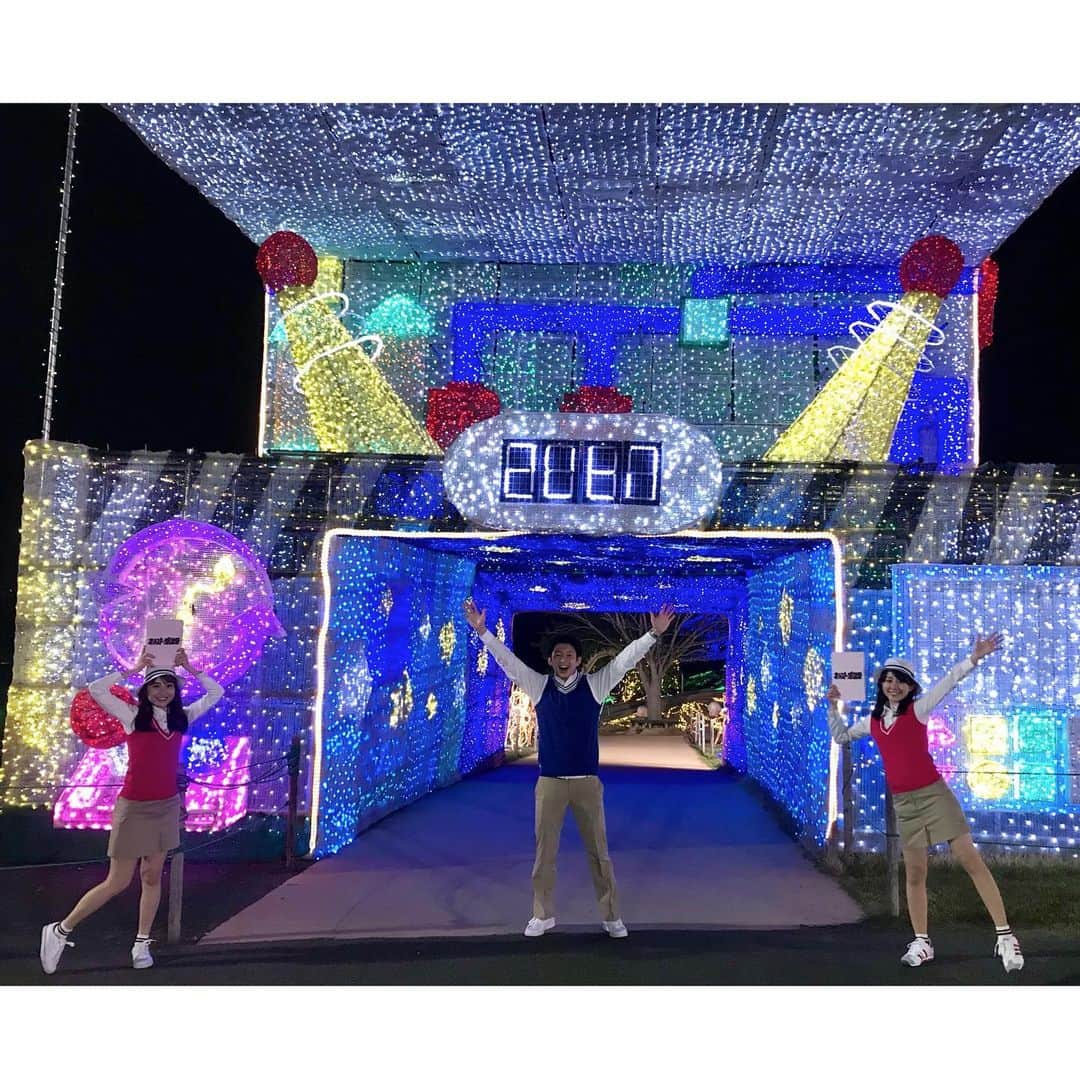 日比麻音子さんのインスタグラム写真 - (日比麻音子Instagram)「オールスター感謝祭2021春🌸  史上初のコース、 東京ドイツ村から ミニマラソンお届けしました🏃‍♀️  小さい頃から大好きで、 毎回欠かさず見ていたミニマラソンのスタート地点を担当できて 大変光栄でした。　  愛くるしさNo.1のわかばちゃんと @wakabayashiyuko_  徹底的な準備と情熱で実況にのぞまれた杉山先輩、 そして、赤坂を一人で守ってくれたりな @rinayamamoto_0622 ☺️。 普段なかなか一緒に仕事できないメンバーとお仕事できるのも醍醐味なのです。  #オールスター感謝祭 #ミニマラソン #東京ドイツ村 #はじめてのスタート地点 #位置についてよーいどん #めちゃくちゃ緊張しました #後夜祭を見ながら飲む缶ビールの美味しさたるや！  (写真撮影の時のみマスクを外しています。)」3月28日 1時29分 - hibi_maoko