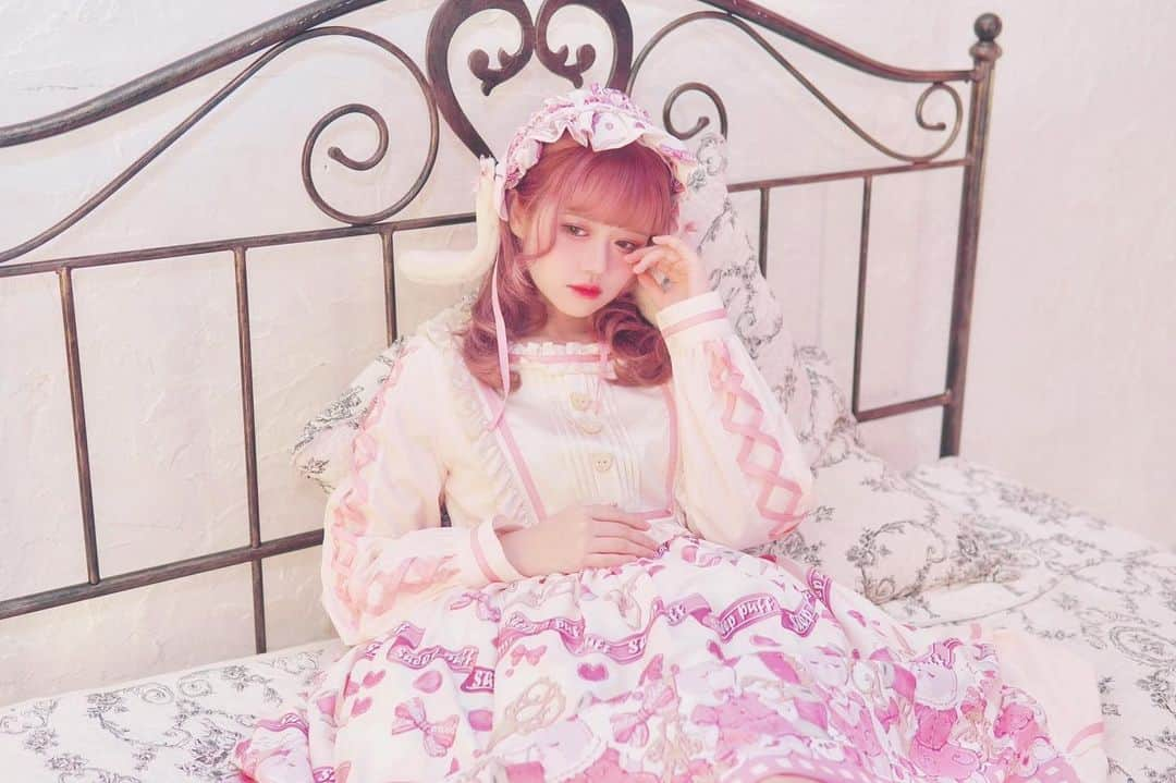 雨森セラのインスタグラム：「🐰🎀🐰🎀🐰🎀  #ロリータ #ロリータファッション #ロリータ #lolitafashion #lolita #お人形 #ドール #ドールメイク #うさ耳 #ピンク #ピンクベージュ #撮影会 #アイドル #純情のアフィリア #アフィリア #雨森セラ #snowdroptosaintmaria #スノマリ」