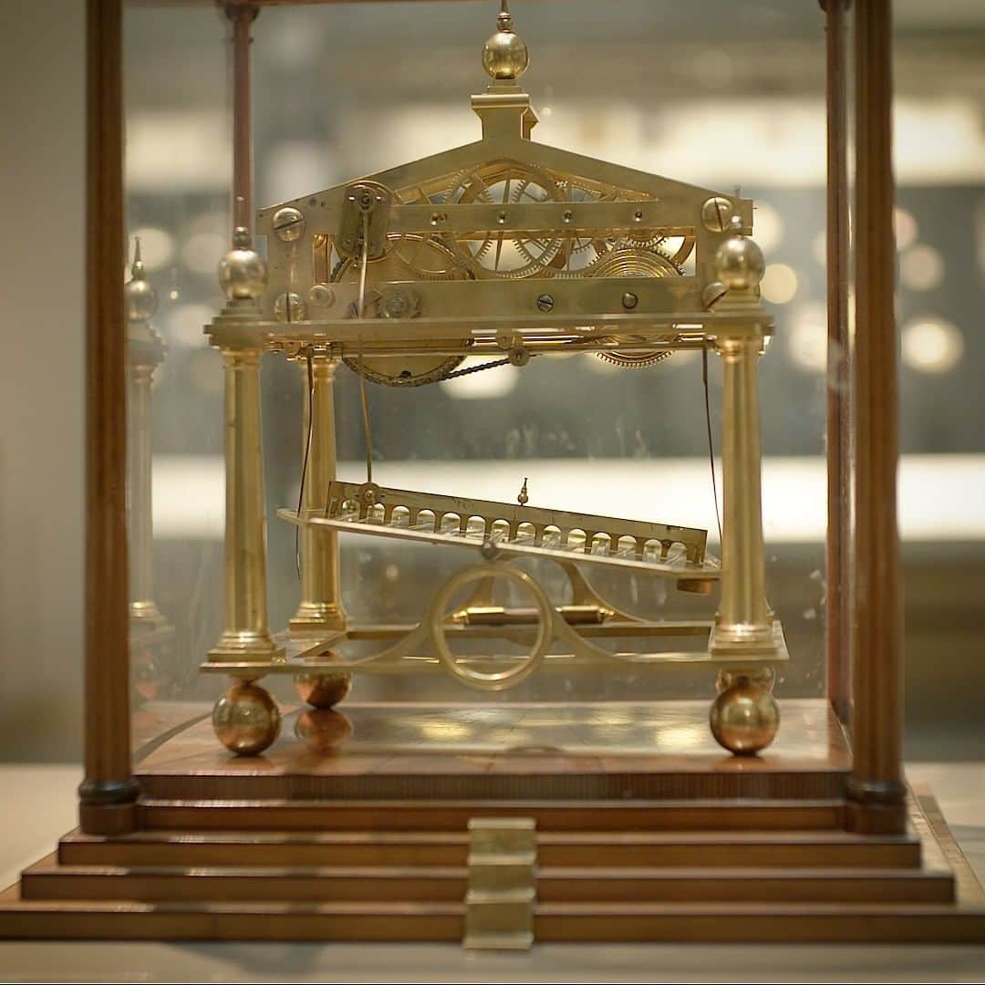 大英博物館のインスタグラム：「🕰 Clocks go forward in the UK tonight 🕰  Here’s an elaborate timepiece from the collection – a 19th-century rolling-ball clock made in London✨  When the ball reaches the end of each run, it hits a release lever causing the tray to tilt, and the ball rolls back along the track. This process repeats every 30 seconds.  #BritishMuseum #MuseumFromHome #clocks #horology #ClocksGoForward」