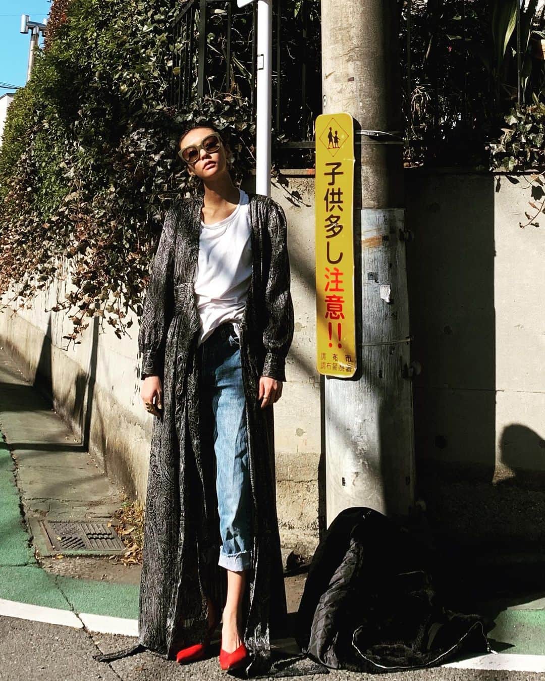 内藤陽子のインスタグラム：「そっか、6歳にもなると、自撮りにハマるし、ママちょっとそこ立ってみたいな📷 もう角度とかまで支持される😂 穏やかな日曜日。 私が気に入って買ったベージュのGIVENCHYのバッグを母にもプレゼントしました。 使い勝手が良くて、ネイビーも買ったら、もうニコさんの物… 私はクラッチとして、母は肩がけ、 ニコさんは斜めがけ… #givenchy  #マーケット #公園 #肋骨治ったよ」