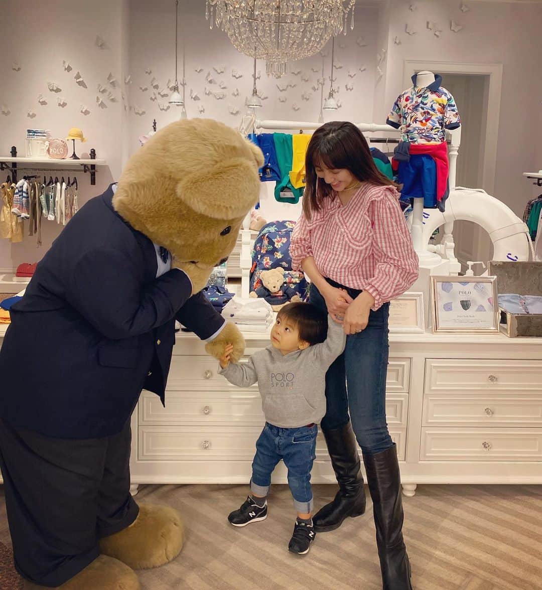 のインスタグラム：「Meeting PoloBear❤️🐻❤️ 今日はポロベアに会いに @poloralphlauren へ 遊びに行きました💓 前回まで怖がって 距離を置いていたのですが 今日は自分から近寄って 様子を伺っている姿が とても可愛らしかった🥰 今日は8:30から２時間もお砂場遊びをしたので 息子も機嫌よくお買い物に付き合ってくれました✨✨ #sunday #family #love #polobear #tokyolife」
