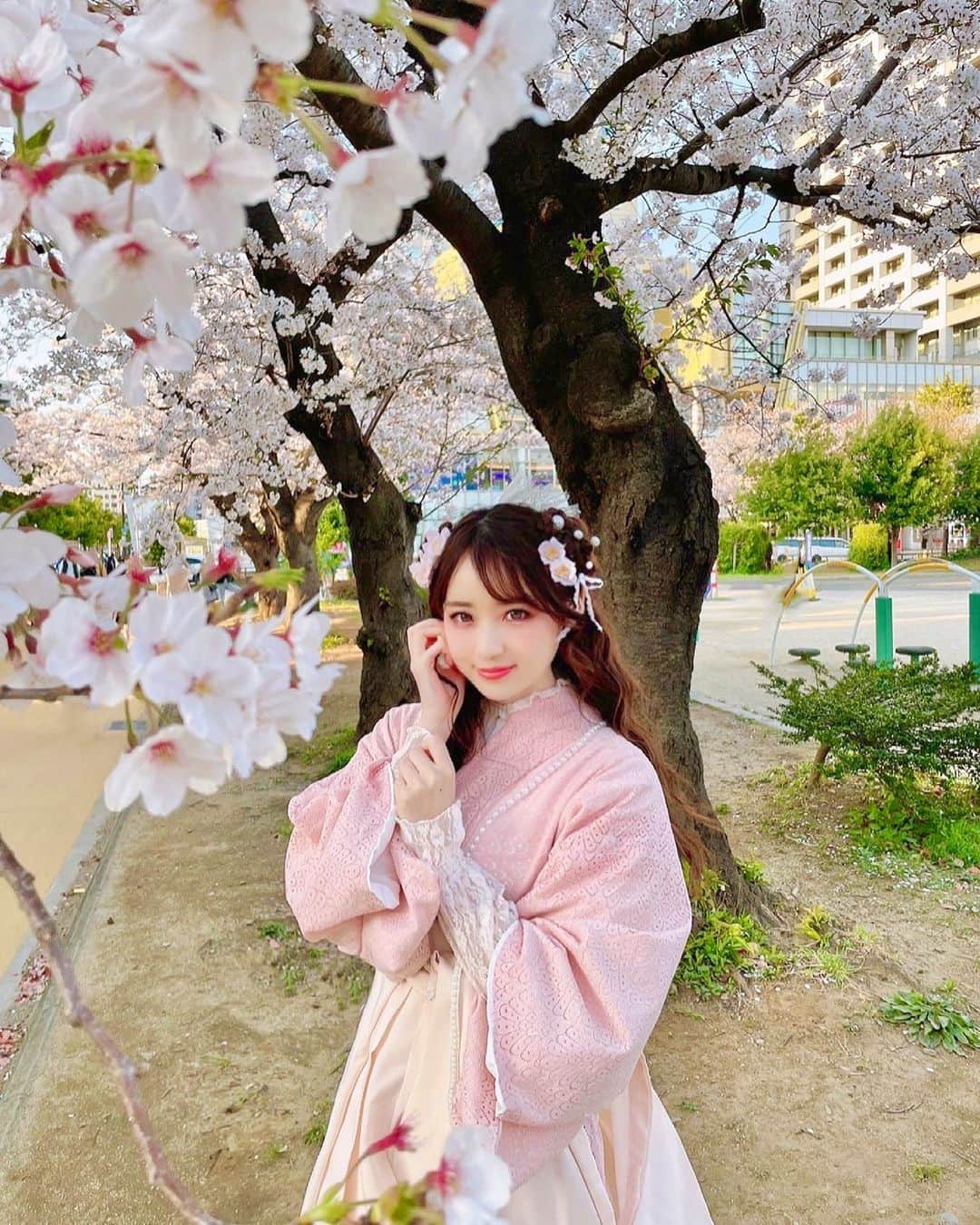 小越しほみさんのインスタグラム写真 - (小越しほみInstagram)「🌸🌸🌸 ・ ・ ・ ・ ・ #浅草着物レンタル #着物レンタル #江戸和装工房雅 #kimono #桜 #レース袴 #袴 #桜袴 #袴レンタル #着物女子 #桜着物 #着物 #春 #お花見 #錦糸公園 #錦糸町 #花見スポット」3月28日 15時20分 - shihomi1129