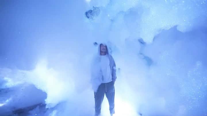 猪子寿之のインスタグラム：「#teamlab #superblue #miami  Massless Clouds Between Sculpture and Life  Life is the order of energy.  In this work space, I created the same energy order as life.  Then, a huge white mass is born and emerges.  質量のない雲、彫刻と生命の間  生命とは、エネルギーの秩序だ。 この作品空間に、生命と同じエネルギーの秩序を創った。そうすると、巨大な白い塊が生まれ、浮き上がる。  https://www.teamlab.art/e/superbluemiami/」