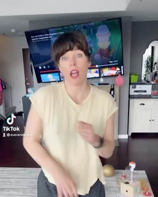 ミラ・ジョヴォヴィッチのインスタグラム：「So I finally gave in and did a tiktok with @everanderson 😂 I think I do an excellent impression of her, but hers is way over the top in my opinion.😜 follow her for more🥸 tiktok: ever anderson」