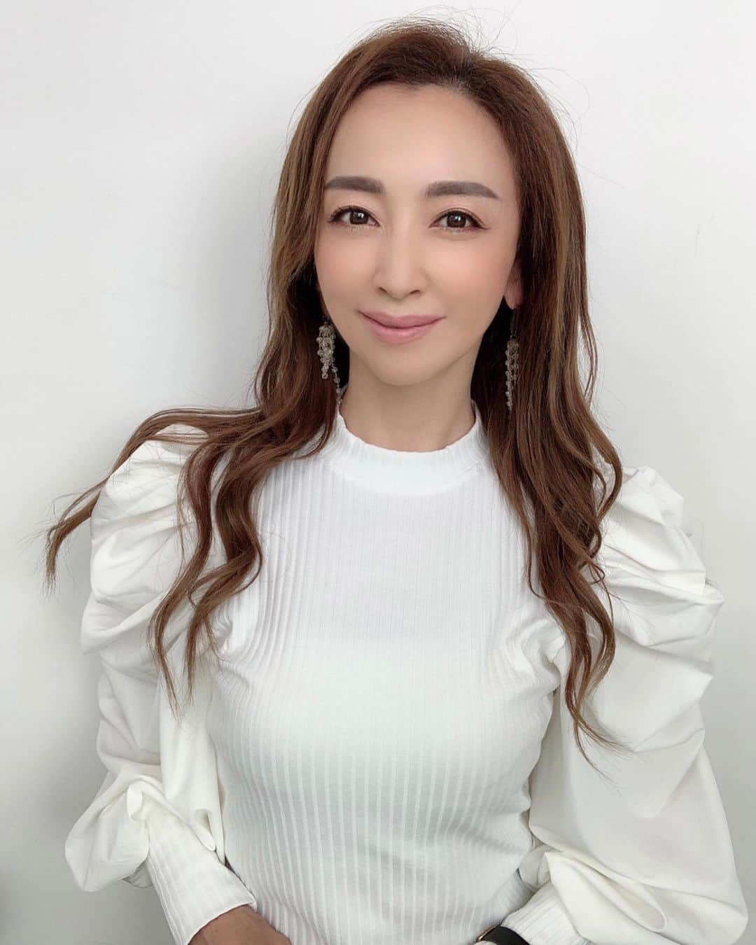 のインスタグラム：「最近、広告の素材提供のお仕事を よくさせていただいてます✨ . こんな私でも広告のモデルとして お声かけいただけることに感謝です😊 . #インフルエンサー#広告#モデル#広告モデル#広告撮影#広告写真#インタビュー#ファッション#コーディネート#コーデ#旅行#グルメ#美容#素敵女子#大人女子#オトナ女子#大人キレイ#大人可愛い#40代#美魔女モデル#アラフォーモデル#ミセスモデル#ママモデル#アンバサダー#インスタグラマー  #model#modeling#modelshoot#modellife#influencer」