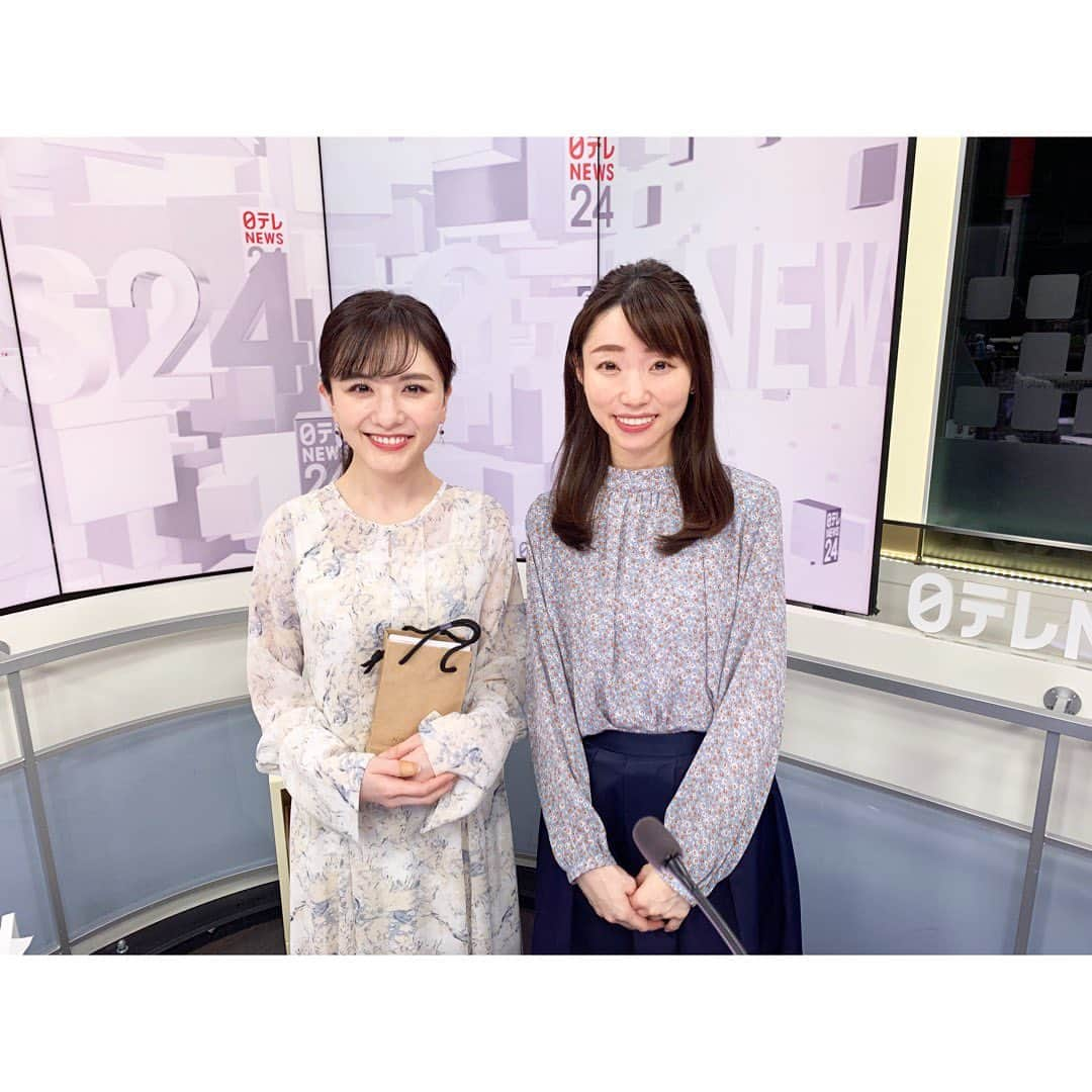 小菅晴香さんのインスタグラム写真 - (小菅晴香Instagram)「・﻿ Oha!4の準備のために報道フロアに行くと、﻿ 番組は違いますが大好きな人々に会えました🎼﻿ ﻿ 日テレニュース24キャスターのあっこ🩰💓﻿ ﻿ 大学時代にアナウンススクールで出会い、﻿ それぞれ別々の地方のテレビ局に就職✨﻿ 同じタイミングで同じく日テレの報道フロアで﻿ 働き始めて、再会を果たしました‼︎🥂﻿ ﻿ 地方局から比べると広く規模も大きいキー局の﻿ 報道機関としての要となる場所…﻿ 初めどっきどき緊張していましたが、﻿ あっこと再会してほっとしました🥲✨﻿ ﻿ 毎週おしゃべりして、毎月ご飯にも行って﻿ 時には辛いことがあったらお互いに打ち明けて…﻿ 心優しいあっこに救われたことが沢山‼︎﻿ 本当にありがとう😭💗﻿ ﻿ 職場では会えなくなるけど、﻿ これからもずっと仲良くしてください✨﻿ ﻿ ﻿ ﻿ ﻿ ﻿ #ありがとう #これからもよろしくね #撮影のときだけマスクを外しています #bestietime」3月28日 8時24分 - haruka.kosuge