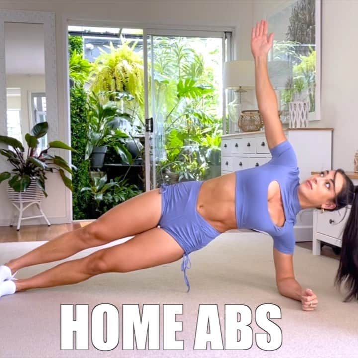 Danielle Robertsonのインスタグラム：「HOME ABS 🔥🔥  Working out at home today wearing @boandtee #TeamBoandTee  It’s time to target that core with todays HOME ABS workout! Core workouts are not only for aesthetic appearance, but improve balance, stability and can assist in reducing/eliminating back pain by building stronger core support.   Tag your home workout buddy and save this workout!  LET’S GO!  WORKOUT  3 sets  30 sec plank w/ arm wrap (r) 30 sec v-sit bicycles 30 sec cross body ankle taps 30 sec tuck w/ extension 30 sec plank w/ arm wrap (L) 30 sec single to double leg extension」