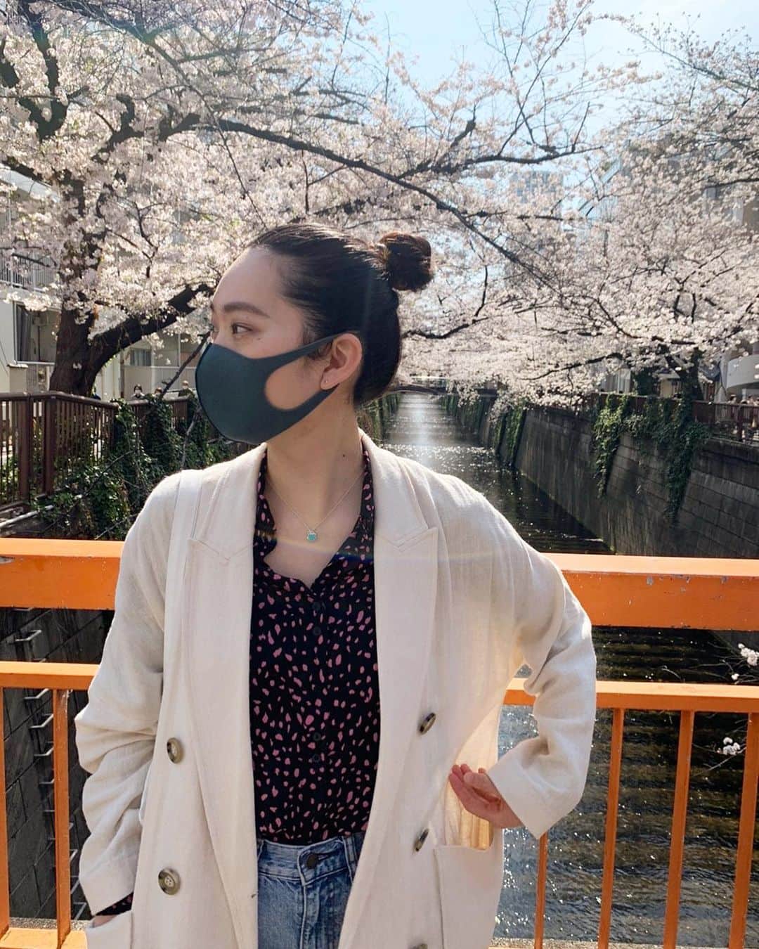 山岡美穂のインスタグラム：「桜ということでピンクのシャツを🌸🍃✨ 春ですね🍡 #桜 #中目黒」