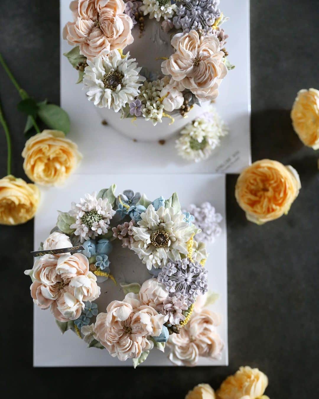 청담 수케이크 (atelier soo)さんのインスタグラム写真 - (청담 수케이크 (atelier soo)Instagram)「ㅡ advanced class Buttercream flower cake.  더몰입하자.마흔의수업.다시오지않을귀한시간들⚜️ ㅡ #flower #cake #flowercake #partycake #birthday #bouquet #buttercream #baking #wilton #weddingcake #cupcake ㅡ www.soocake.com vkscl_energy@naver.com」3月28日 9時52分 - soocake_ully