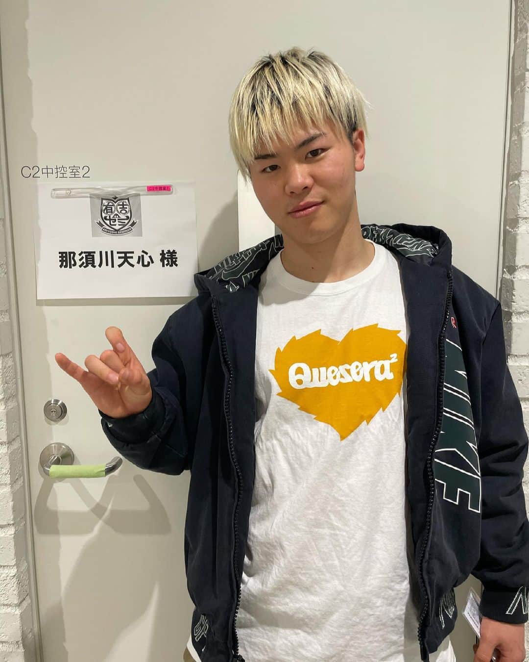 那須川天心のインスタグラム：「3月29日月曜よる7時 日本テレビ 有吉ゼミ にでます！弟、龍心を密着してもらってます！いつもありがとうございます‼︎見てね! ▼「密着604日！仲良し格闘一家那須川ファミリー」 キックボクシング那須川天心の弟プロデビューへの道！ 兄直伝の技で決戦に挑む！ #ポーズとる前に写真撮られたけど気にしないで‼︎ #もうTシャツの季節ですね」