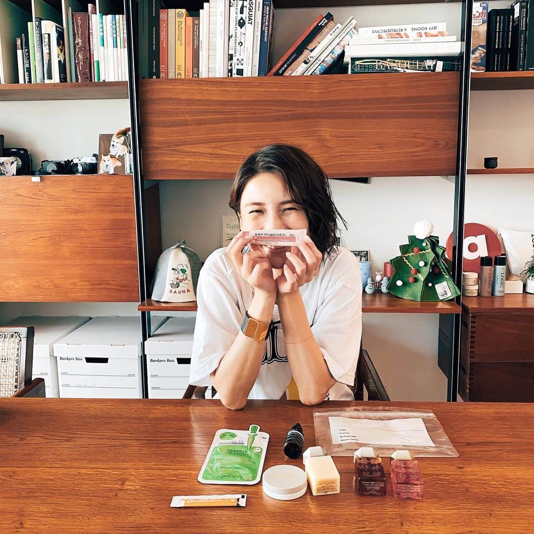 のインスタグラム：「. YouTubeが公開されました🎉  今回は、サウナ初心者の方から質問が多かった「サウナ行くとき何を持っていけばいい？」にお答えしました🌸  お願いされてないけど、 勝手に私が実際持ち歩いているサウナグッズもご紹介したので見てみてくれたら嬉しいです😝🙏 . . #サウナ女子　#女子サウナー　#サウナグッズ」