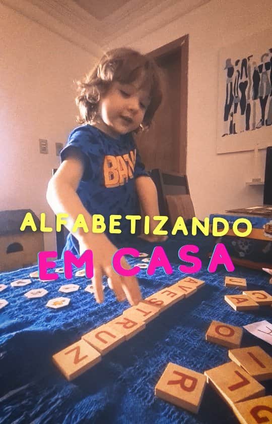 Anna Vargasのインスタグラム：「Pra quem também tem filho ou se interessa pelo assunto, eis mais um vídeo mostrando o processo de alfabetização do Ragnar, pra atualizá-los sobre a evolução dele desde o último vídeo em que falei sobre o tema.😌 Devido à situação atual, escolhi mantê-lo fora da escola este ano e tenho me esforçado pra que ele conserve em casa a rotina de estudos: Um tempo dedicado exclusivamente ao aprendizado, mesmo que este seja recheado de brincadeiras e carinhos.🥰 Comentem aí o que acharam.💜 . #alfabetização #escola #homeschooling #licaodecasa #tarefasdecasa #leitura #educacaoinfantil #ragnar #pequenoviking #meninoviking」