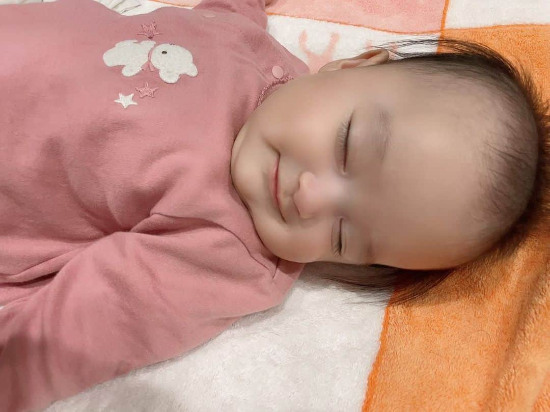 アレクサンダーのインスタグラム：「寝ながらニヤニヤ❤️ 笑ってるよ  #美人ちゃん #赤ちゃん #女の子 #hermes」