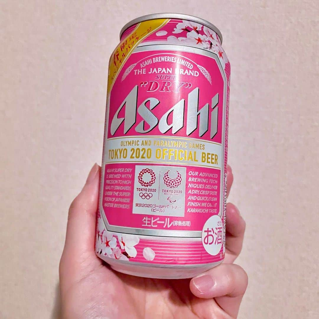 吉山りささんのインスタグラム写真 - (吉山りさInstagram)「🌸  みんな桜の写真だから  わたしも🌸桜ビール🍺  これね 毎年出るんだけど  可愛くて買っちゃうんだよねー🌸🍺  花より団子？  そんなの当たり前です😎🥂🍻   #🌸 #桜 #🍺 #ビール #麦酒  #beer  #japanesedrink  #japan #sakura #cherryblossom  #花より団子 #花よりお酒   夜桜の薄紫色に見えるしだれ桜が最高に好き💓💓💓   #アサヒビール 最近アサヒビールしか飲んでない😂  #アサヒスーパードライ  #アサヒスーパードライ春限定」3月28日 11時23分 - oreorerisa