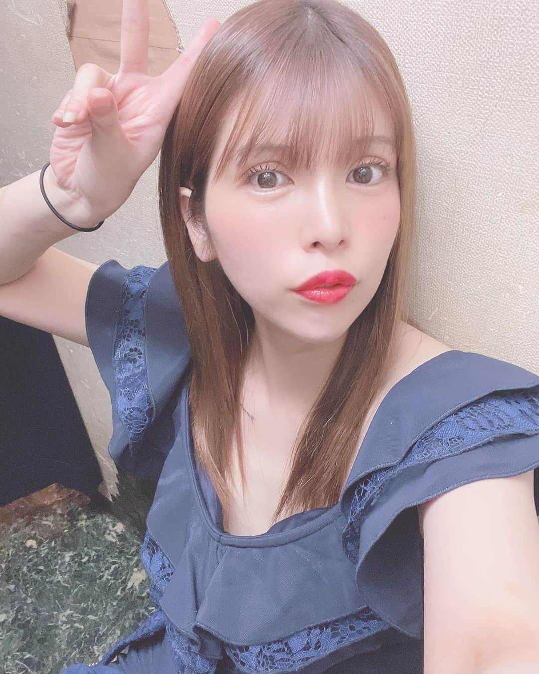 坂口杏里のインスタグラム：「オープンしたぉ♡  Bar Cachette (カシェット)  東京都新宿区歌舞伎町2-11-7 メトロビル4階 時短の為、営業11:00〜17:00です！」