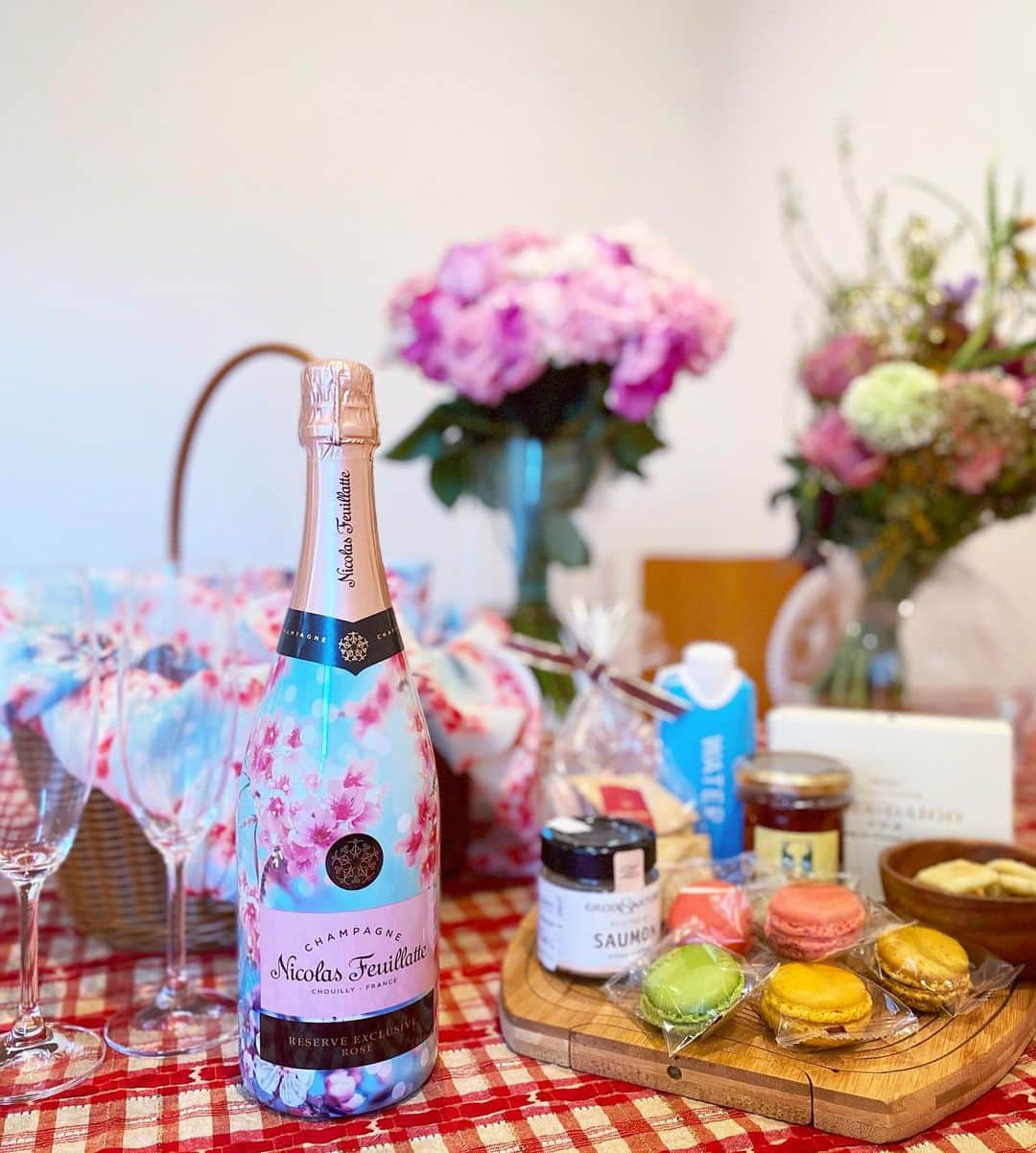 のインスタグラム：「ニコラ・フィアット  レゼルヴ・エクスクルーシヴ・ロゼ  -“SAKURA” リミテッドエディションのシャンパン🍾 とお家でお花見picnic🌸  フランスで一番多く飲まれているシャンパンとして 有名なニコラフィアット  季節限定の桜の花びらモチーフの 限定ボトルがすごく素敵🥰  “特別な時だけでなく、 ちょっと贅沢したい日常にシャンパンを楽しむ” という新たなシャンパン文化🥂  このロゼは美味しくて飲みやすくて ピクニックにもdinnerにも取り入れています❤️  伊勢丹や成城石井などでお取り扱いがあるので 是非皆様もシャンパンと 楽しいひとときをお過ごしください💓  #ニコラフィアット #フランスNo1シャンパン #SAKURA #PR #ニコラでキラキラ #お花見ピクニック」