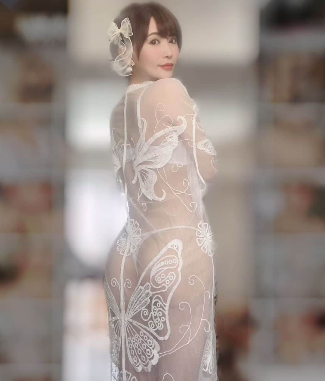 里美ゆりあのインスタグラム：「斜め後ろ♡♡  #spring #hello  #sexy #white  #お尻 #里美ゆりあ」
