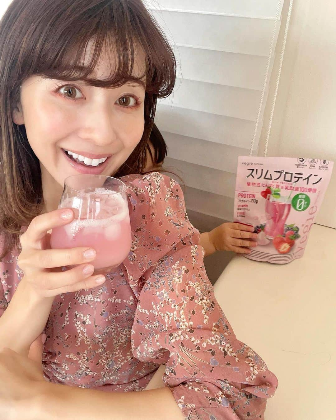 水野佐彩さんのインスタグラム写真 - (水野佐彩Instagram)「・ おはようございます☔️🌸 忍び寄る手🖐🏻、、、👧🏻笑  前もご紹介した @vegie_jp のスリムプロテインから 新しくミックスベリー味が出たとのことで いただきました🍓🤍 美味しさがかなり増しました😳❤️ すごく飲みやすくなってる〜😉  朝は基本的に食べないんだけど 早起きなのでお腹が空いちゃうのよね。 お昼まで我慢できないなって時に スリムプロテインを置き換えしています☺️ 牛乳で割ると美味しい🥛 ストイックに運動やダイエットは もう最近のわたしには無理で、、🤣 ゆるーく無理なく続けるには最適です✨✨ べジバリアブラックも ジャンクフード好きなわたしにぴったり😛🍔 食事前に炭のチカラで 塩・糖・脂をバリアしてくれて 不要なものを取り除いてくれるデトックス効果もあるんだよ〜  あったかくなってきたし 気を引き締め直さなければ🐷❣️ コツコツゆるーく無理なく！じゃないと 続かないからね☺️❣️  #スリムプロテイン #ダイエットチャレンジ #糖質オフ #糖質制限 #ダイエット #グルテンフリー #ヴィーガン #無添加 #べジバリアブラック #ベジエ #vegie #pr」3月28日 11時43分 - saaya_mizuno