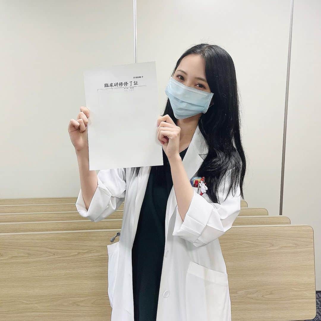 のインスタグラム：「. 臨床研修を無事終えました。 4月からついにずっと夢見てた産婦人科医としてスタートします🌸 . 支え合った同期、お世話になった先生方、コメディカルの皆さんありがとうございました✨ . 新年度も頑張りましょう😊 .  I've completed my clinical residency. I'll become an obstetrician&gynecologist in April.」