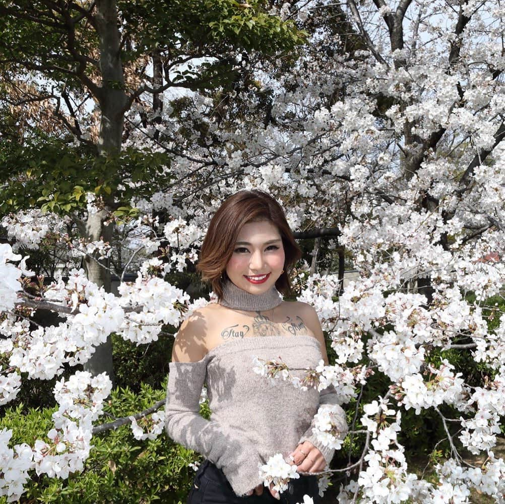 YOCHIさんのインスタグラム写真 - (YOCHIInstagram)「. 🌸✨🌸✨🌸✨ Cherry Blossoms  ✨🌸✨🌸✨🌸 . . 満開で綺麗でした💖 お花みてるだけで 幸せな気持ちになる🥰 . . #大阪城#お花見#花吹雪#タトゥーギャル#ショートカット女子#花のあるくらし#🌸#ホワイトニング#歯列矯正#肩出し」3月28日 11時51分 - glamor_yochi