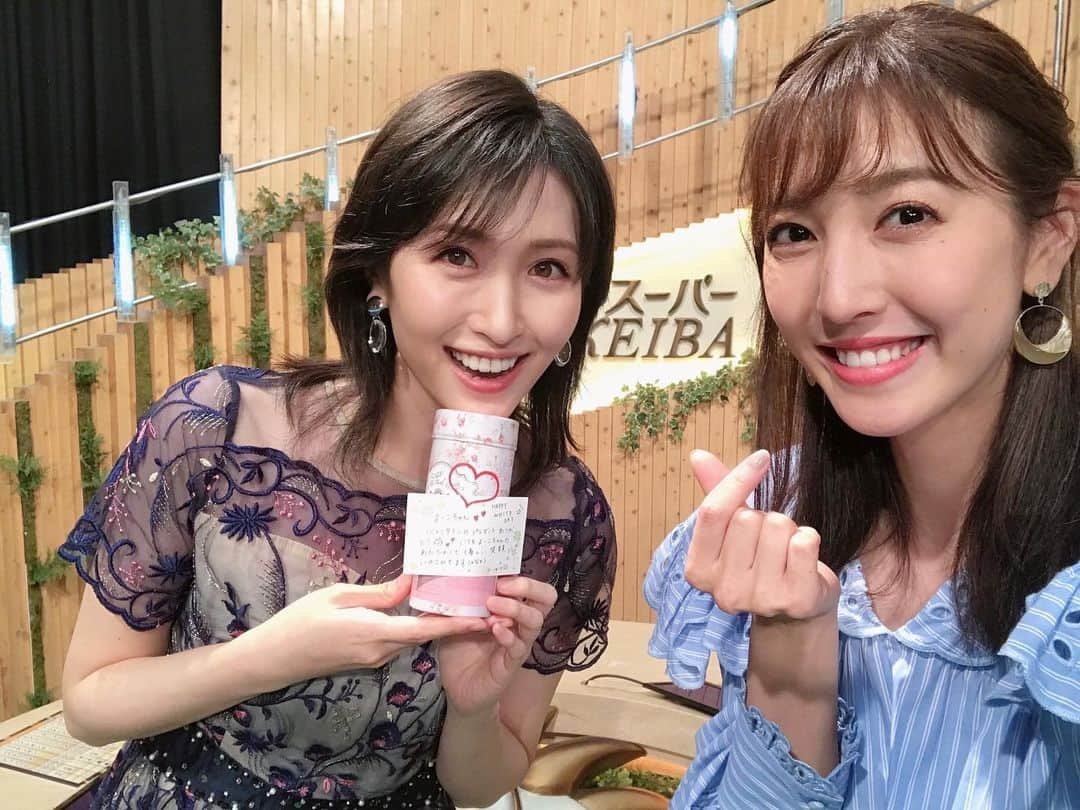 小澤陽子さんのインスタグラム写真 - (小澤陽子Instagram)「𝚊𝚝 𝚠𝚘𝚛𝚔☻  初めてやったかもしれない、この流行りのポーズ…🥺  本日は…GⅠ 高松宮記念🏇✨ 15:00- BSフジ『スーパーKEIBA』は、 全国で観られる中継です☻  ドバイWCの余韻に浸りながら… GⅠ連戦の幕開けを楽しみましょう🚩  るーりーに、先週ホワイトデーを いただきました🤎💗 いつも色々ありがとう🥰 横山ルリカさんの予想は、 本当にいつも説得力があるのです！！💪🏻🌸  #前髪ぼしゃぼしゃん… #日曜15時から #BSスーパーKEIBA #競馬中継 #高松宮記念 #BSフジ #ドバイWC #横山ルリカ ちゃん」3月28日 12時04分 - yoko.ozawa729