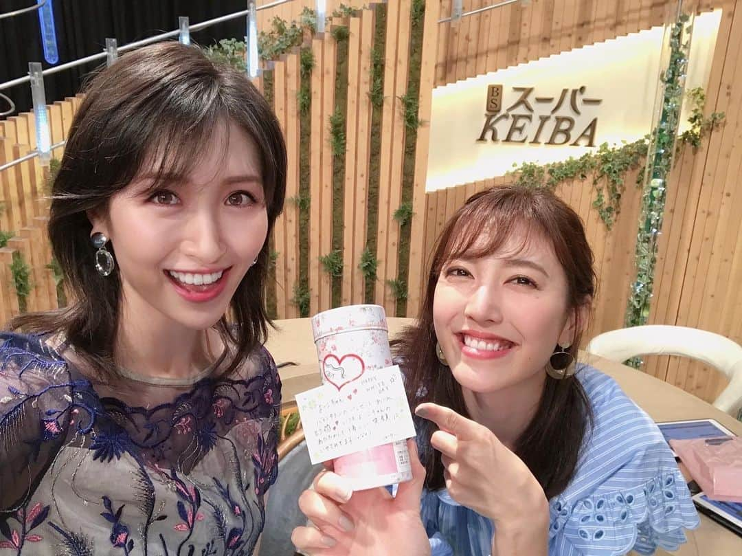 小澤陽子さんのインスタグラム写真 - (小澤陽子Instagram)「𝚊𝚝 𝚠𝚘𝚛𝚔☻  初めてやったかもしれない、この流行りのポーズ…🥺  本日は…GⅠ 高松宮記念🏇✨ 15:00- BSフジ『スーパーKEIBA』は、 全国で観られる中継です☻  ドバイWCの余韻に浸りながら… GⅠ連戦の幕開けを楽しみましょう🚩  るーりーに、先週ホワイトデーを いただきました🤎💗 いつも色々ありがとう🥰 横山ルリカさんの予想は、 本当にいつも説得力があるのです！！💪🏻🌸  #前髪ぼしゃぼしゃん… #日曜15時から #BSスーパーKEIBA #競馬中継 #高松宮記念 #BSフジ #ドバイWC #横山ルリカ ちゃん」3月28日 12時04分 - yoko.ozawa729