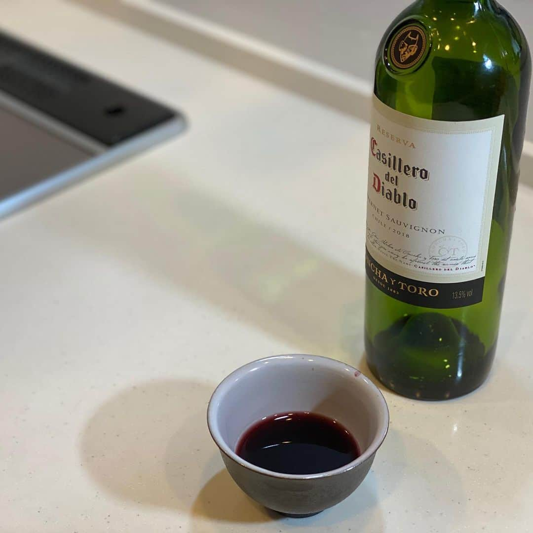 谷崎鷹人のインスタグラム：「昼間から飲むワインは美味いのぉ(*´∀`)  ｢料理で使ったら 半端に残ったから飲むしかなかった。｣  という言い訳ができる料理する人間の特権ですな(๑•̀ㅂ•́)」