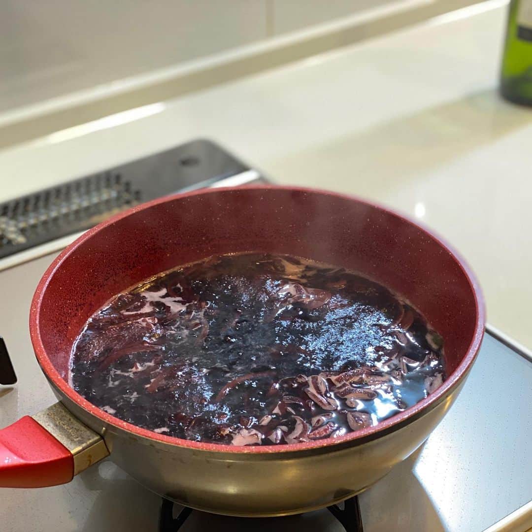 谷崎鷹人さんのインスタグラム写真 - (谷崎鷹人Instagram)「昼間から飲むワインは美味いのぉ(*´∀`)  ｢料理で使ったら 半端に残ったから飲むしかなかった。｣  という言い訳ができる料理する人間の特権ですな(๑•̀ㅂ•́)」3月28日 12時15分 - taniyaaan1125