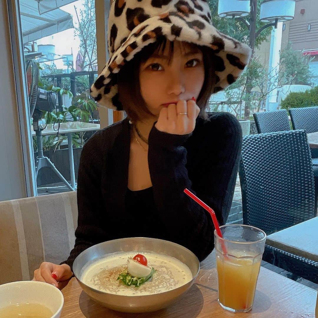 MAINA（小川舞奈）のインスタグラム：「だいぶ猫目 なんなんこのポーズ」